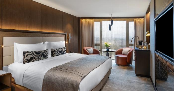 Kocaeli'de bulunan lüks bir sauna masaj salonunun sıcak ve davetkar ahşap iç mekanı.