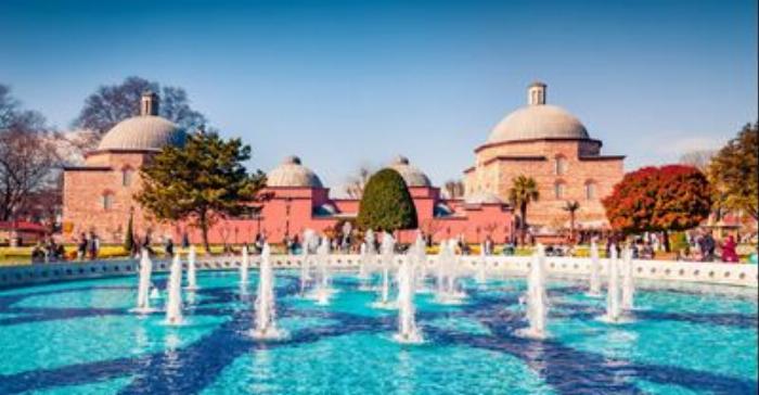 Geleneksel bir Türk hamamında, tellak tarafından yapılan rahatlatıcı kese ve köpük masajı seansı.