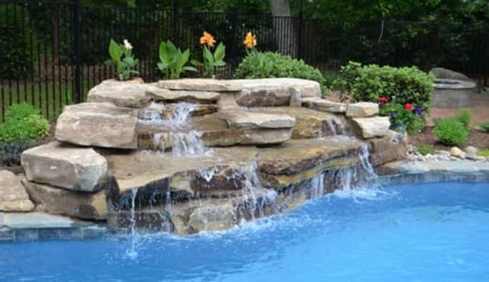 Le Cercle Sauna'nın modern ve minimalist tasarıma sahip ahşap kabini, içeride rahatlatıcı bir ambiyans sunuyor.