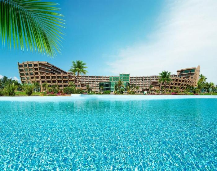 Long Beach Resort Hotel & Spa Deluxe müşteri hizmetleri ile telefonda görüşen mutlu bir misafir