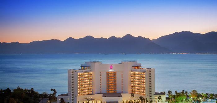 Lüks bir spa otelinin sauna ve dinlenme alanını gösteren geniş açılı bir fotoğraf