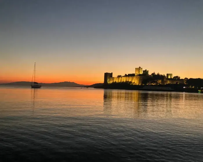 Mandarin Resort & Spa'da bulunan, modern tasarımlı ve özel havuzlu lüks bir villanın geniş ve aydınlık iç mekanı