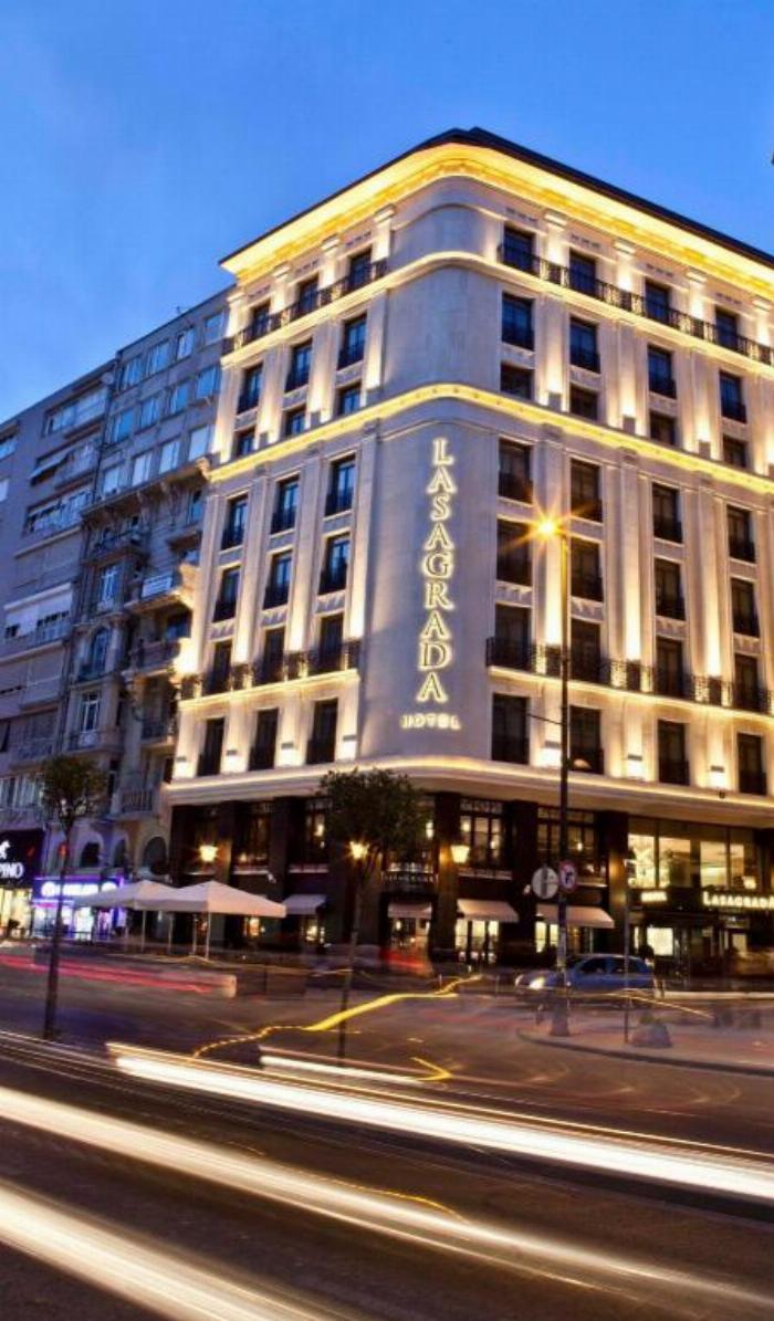 Mecidiyeköy'deki bir spa merkezinde yer alan modern ahşap sauna odasının rahatlatıcı iç mekanı.