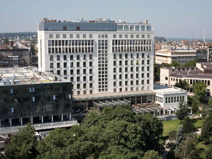 Mersin'in lüks bir spa merkezinde geleneksel hamam ve modern sauna alanlarının birleştiği rahatlatıcı atmosfer.