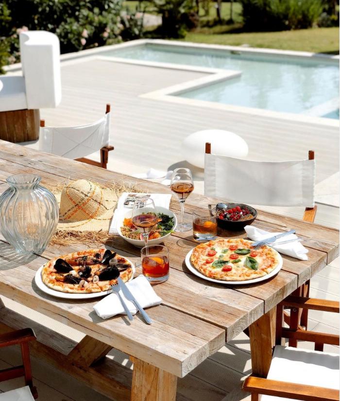 Mivara Luxury Resort'un şık A'la Carte restoranında deniz manzarasına karşı hazırlanmış gurme Akdeniz yemekleri.