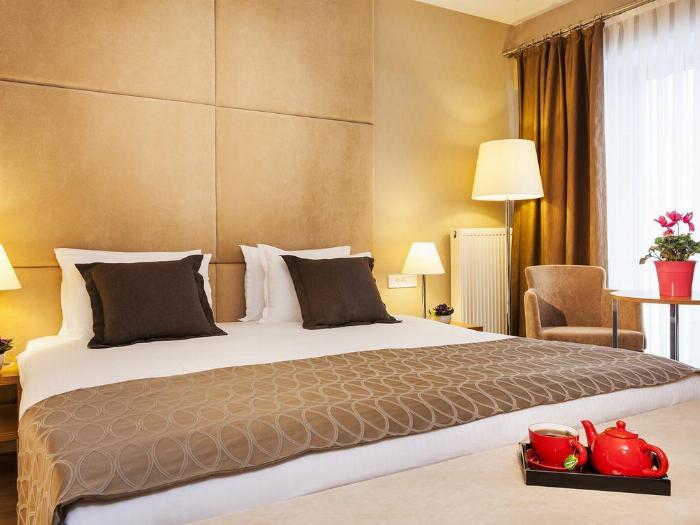 Esenyurt'ta bulunan modern bir saunanın rahatlatıcı ahşap iç mekanı ve loş aydınlatması.