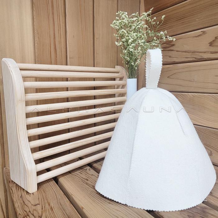 Evin modern banyosuna entegre edilmiş, panoramik cam duvarlı, LED aydınlatmalı şık ve lüks bir sauna iç mekanı.