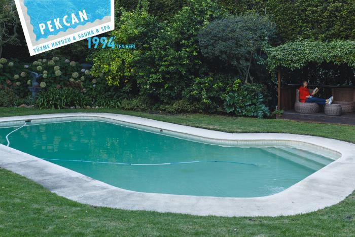 Ahşap ve cam kombinasyonuyla oluşturulmuş lüks bir ev tipi sauna tasarımı, sıcak LED aydınlatma ve minimalist banklar