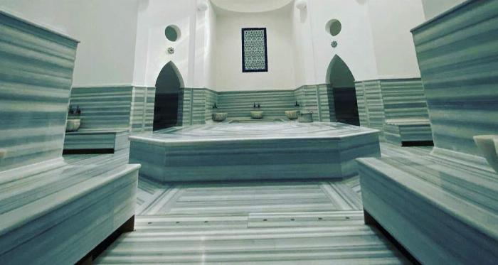 Muğla hamam sauna merkezinde mermer göbek taşı ve otantik bir atmosfer