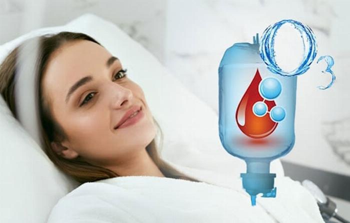 Ozon sauna kabini içerisinde buhar ve ozon terapisi alan kadın