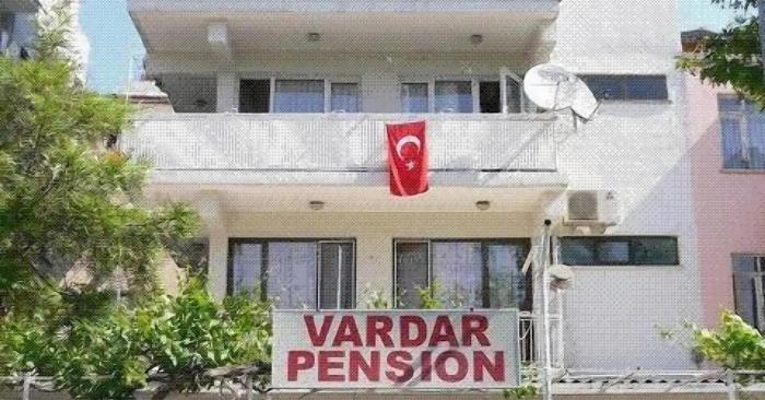 Palm Wings Kuşadası Resort'ta yer alan geniş, modern dekore edilmiş, balkonlu bir aile odasının iç mekanı.