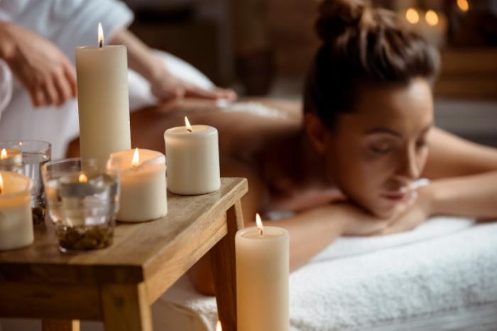 Pamukkale'de bir hamam, sauna ve masaj deneyimi için gerekli olan peştamal, havlu ve aromatik yağlar