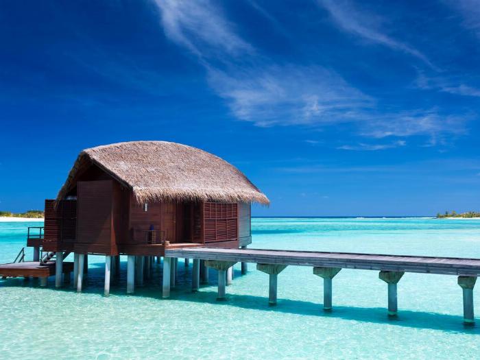 Hotel Paradise Island Resort & Spa Maldives'te okyanusa doğrudan erişimi olan lüks bir su villasının özel terası ve merdivenleri.