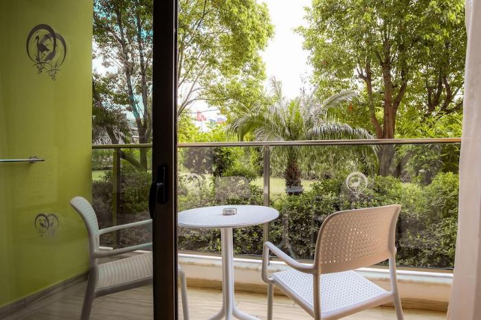 Port Nature Luxury Resort Hotel & Spa lüks ve konforlu oda içi görünümü hakkında yorum ve değerlendirme.