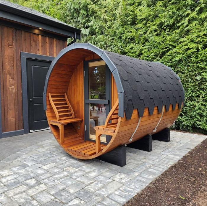 Doğal bir bahçe ortamına mükemmel uyum sağlayan rustik ahşap varil bahçe saunası