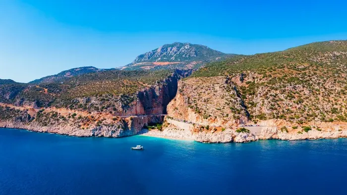 Castle Resort Spa Hotel Sarıgerme'ye ait özel plajın altın sarısı kumları ve berrak denizi