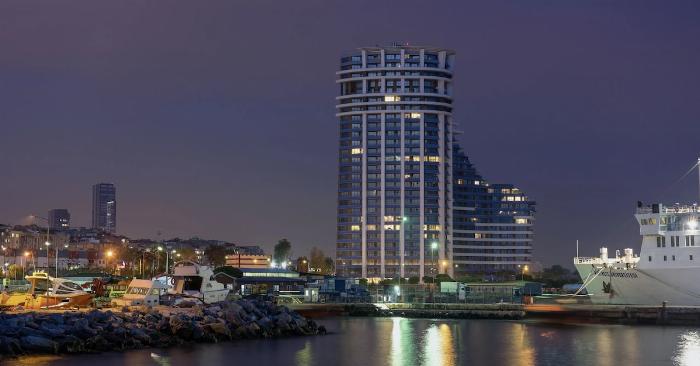 Sarıyer'de bir sauna ve spa merkezinin şık resepsiyon alanı, temiz ve davetkar bir atmosfer sunuyor