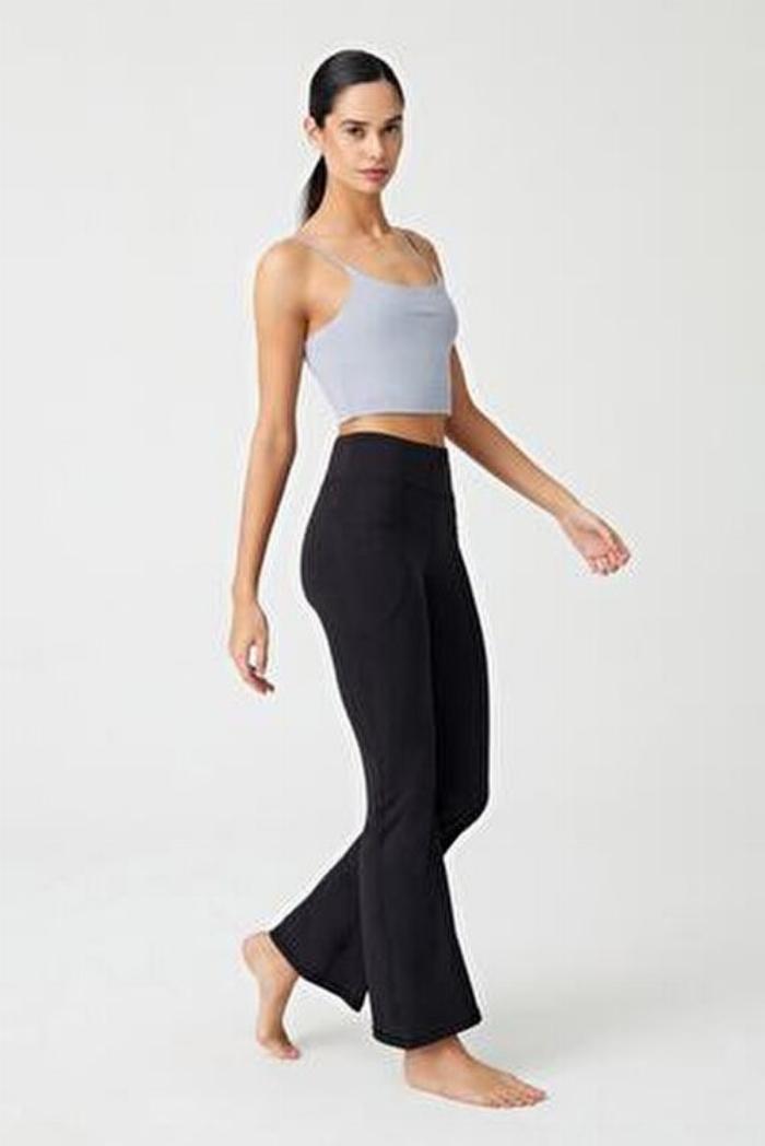 Sauna eşofman takımı giymiş, antrenmana hazır ve kararlı görünen bir erkek sporcu