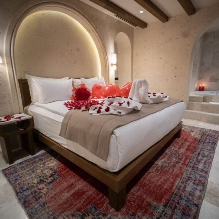 Lüks bir spa merkezinde sauna sonrası masaj yaptıran bir kişinin rahatlamış hali ve ortamın sakin atmosferi.