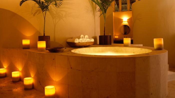 İstanbul'da bir spa merkezinde sauna sonrası dinlenen bir kişinin rahatlama anı