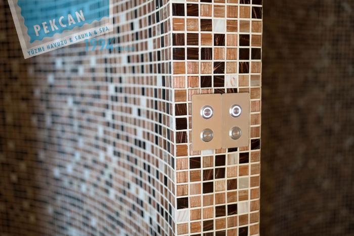 Saunanın vücuda faydaları, saunadan sonra rahatlamış bir kişi