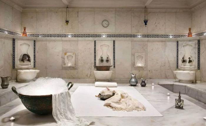 Geleneksel ahşap sauna ile modern buharlı buhar odası arasındaki temel farkları gösteren görsel.