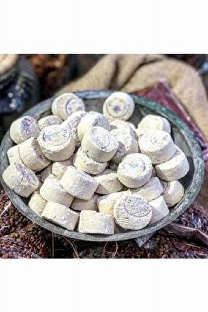 Saunada terleme yoluyla derinlemesine gözenek temizliği yapan ve parlak bir cilde sahip olan kadın.