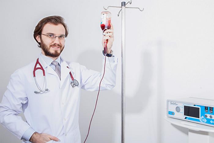 Saunada rahatlayan ve cildi parlayan bir kadın, sauna terapisinin faydalarını gösteriyor