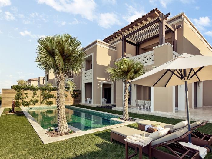 Sea World Resort and Spa çocuk kulübünde eğitmenler eşliğinde aktivite yapan mutlu çocuklar