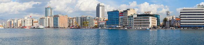 Sheraton Cesme Hotel Resort and Spa'nın Ege Denizi manzaralı muhteşem dış görünüşü ve havuzu.