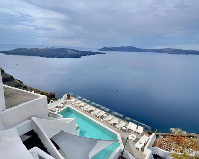 İstanbul'da modern ve şık bir spa merkezinin minimalist tasarımlı resepsiyon alanı