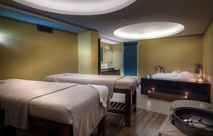 Antalya'da bir spa merkezinde, uzman terapist tarafından yapılan rahatlatıcı bir aromaterapi sırt masajı.