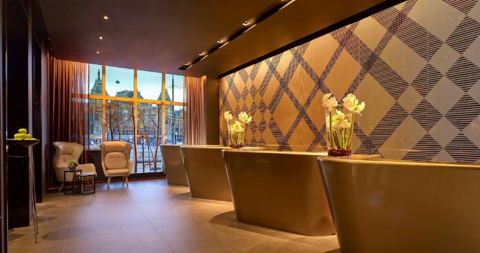 Nieuwezijds bölgesindeki modern bir spa ve wellness merkezinde sunulan çeşitli sauna ve rahatlama olanakları