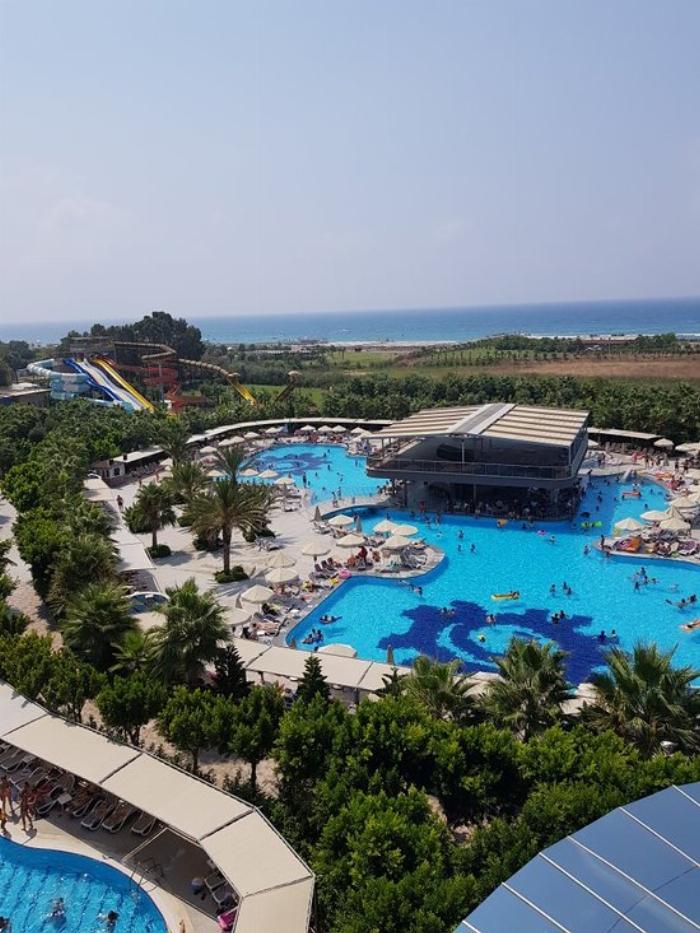 Sunmelia Beach Resort ana restoranında sunulan çeşitli meze, salata ve ana yemeklerden oluşan zengin açık büfe.