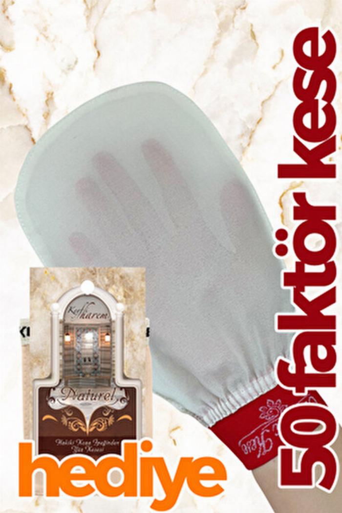 Geleneksel Türk hamamı deneyimi için hazırlanmış peştamal, kese, zeytinyağlı sabun ve bakır tas seti.