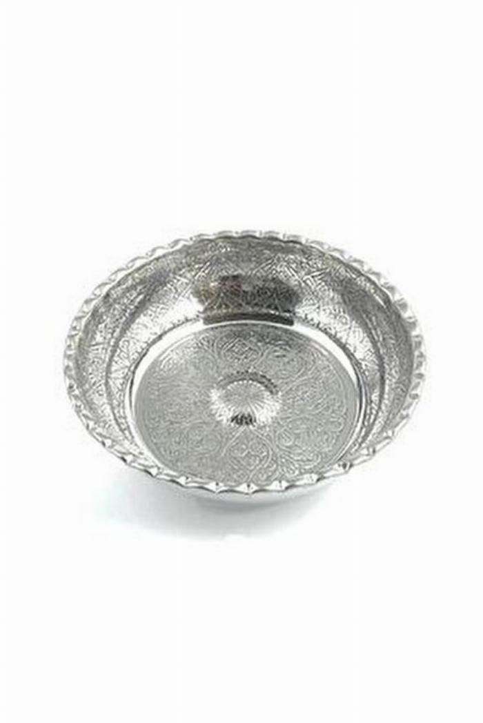 Geleneksel bir Türk hamamı deneyimi için bakır tas, doğal sabun ve kese gibi ekipmanların sanatsal bir düzenlemesi