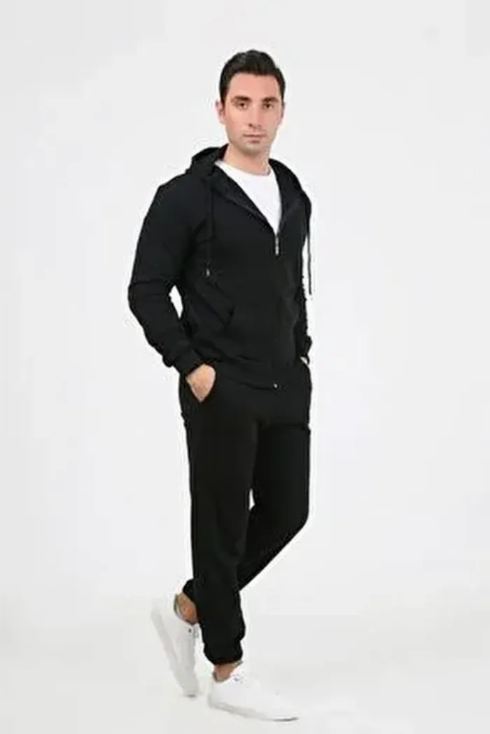 Venum sauna eşofman ile yoğun bir antrenman sonrası terleyen sporcu